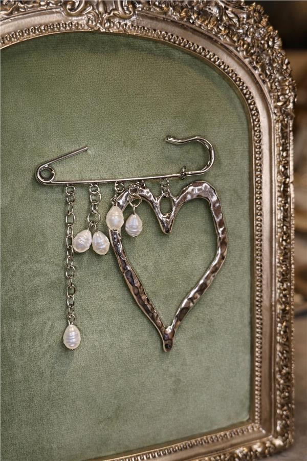 Madison01 İnci Detaylı Kalp Figürlü Gümüş Renk Zarif Broş